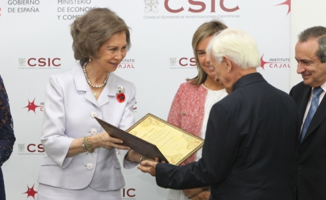 Doña Sofía hace entrega del diploma Cajal, en su IV edición, al profesor Rodolfo Llinás